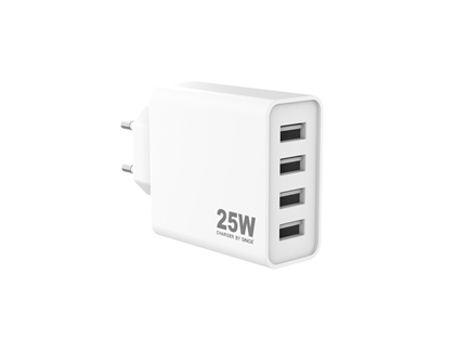 Hvid oplader med tre USB-porte.
