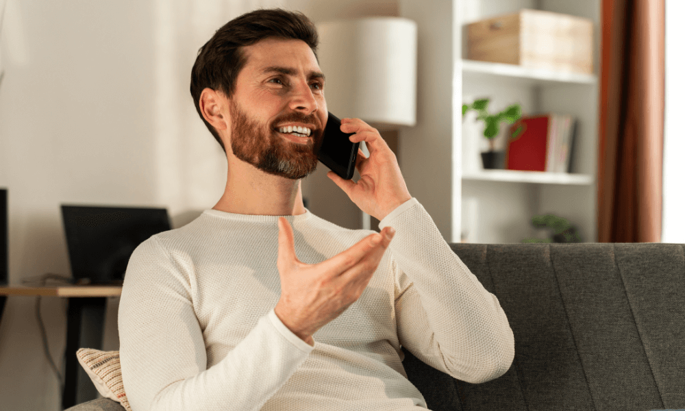 En mand taler i telefon