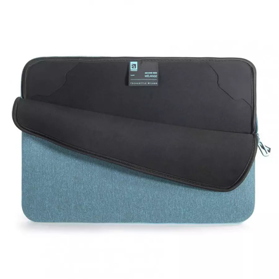 Blå laptop-etui med sort indvendig foring.