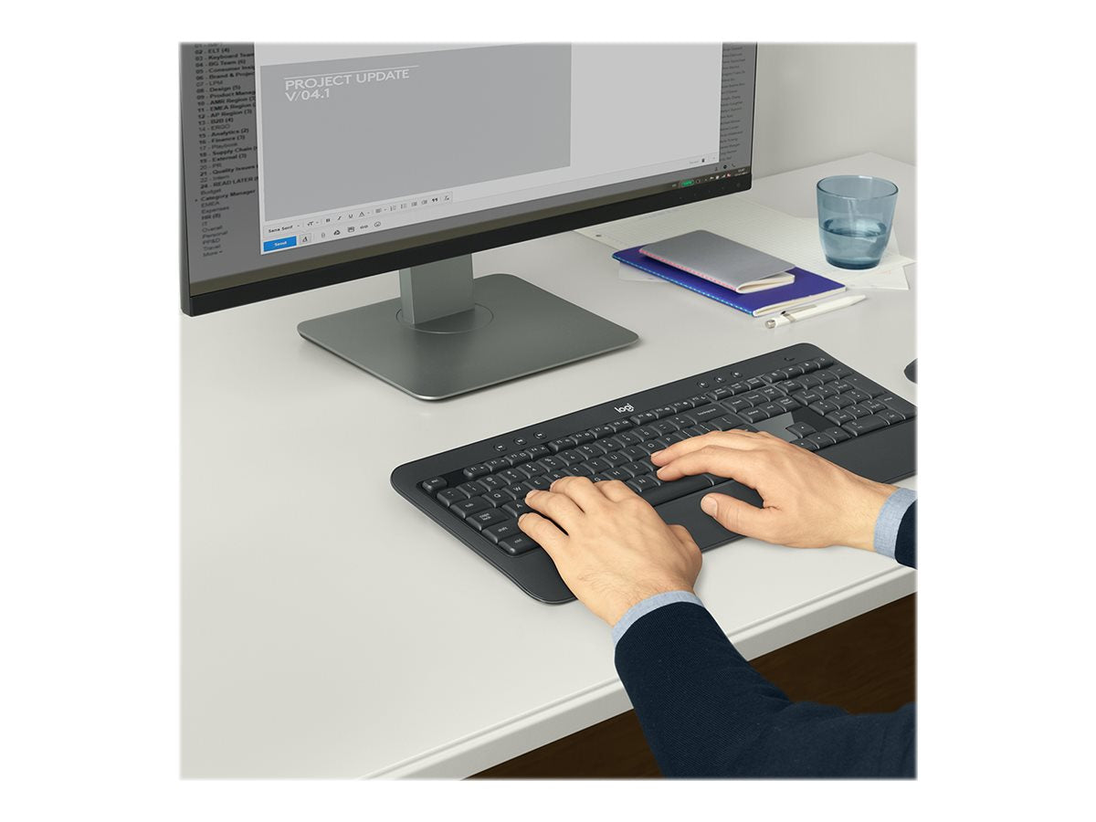 Person skriver på tastatur foran computerskærm.
