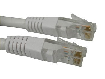 Hvidt Ethernet-kabel.