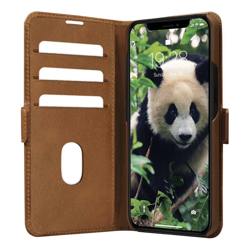 Brun lædertelefonetui med panda-baggrund.