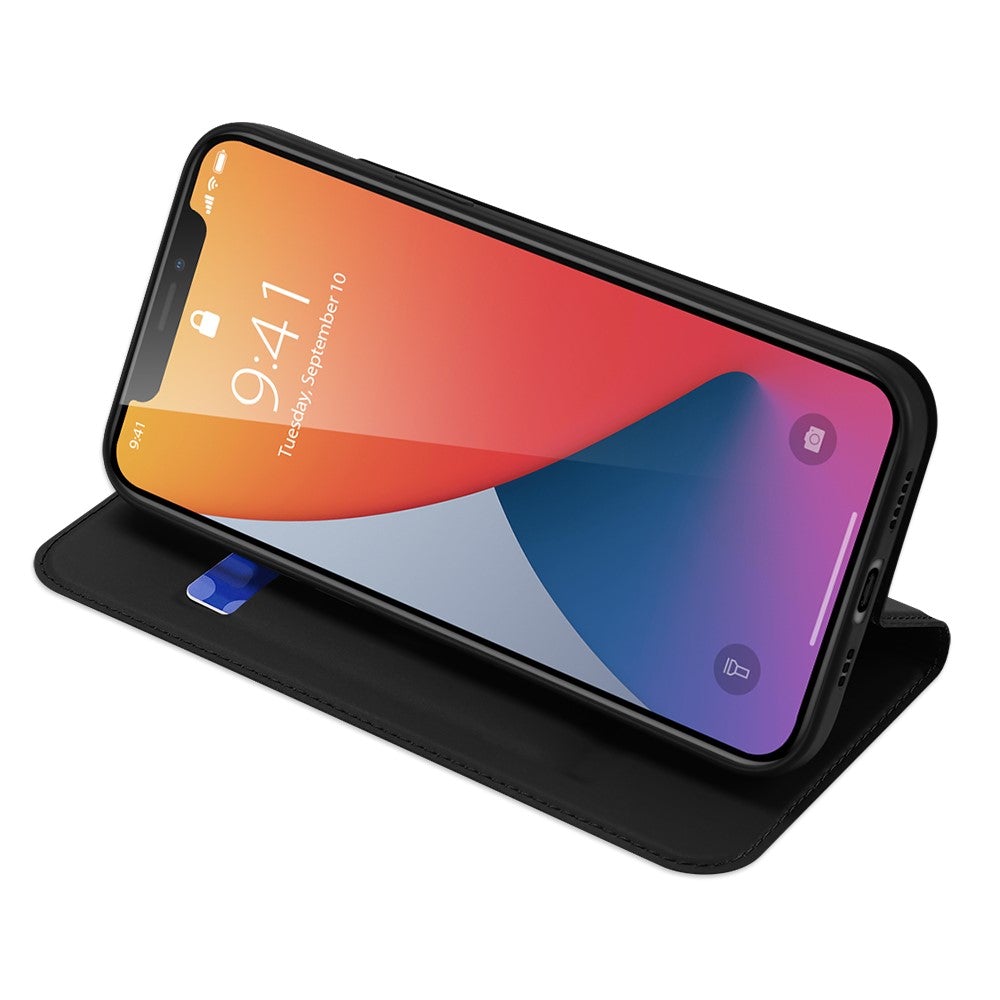 Smartphone i sort læderetui.