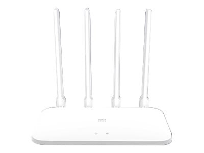 Hvid trådløs router med fire antenner.